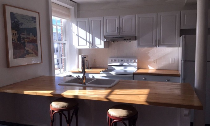 Hudson Apartment | Apartment In Historic 1785 Thomas Jenkins House