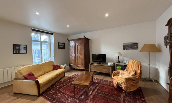 Bollee Apartment | Apartment in Le Mans with Private Garage