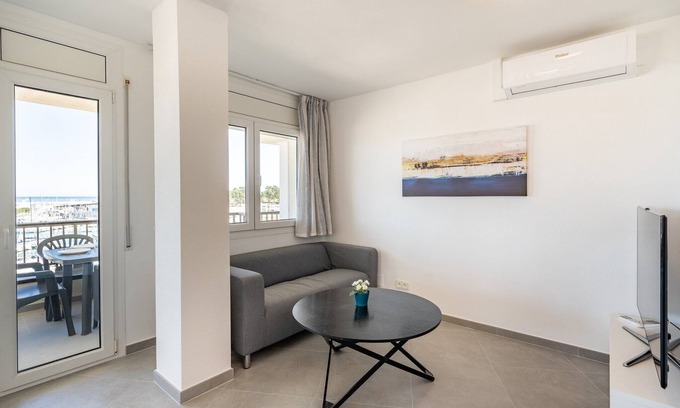L'Escala Apartment | Apartment in L’Escala near Sandy Beaches