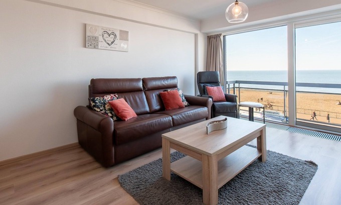 Mariakerke Apartment | Apartment in Mariakerke with Stunning Sea View