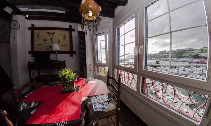 Bermeo House | Apartment in Marina
