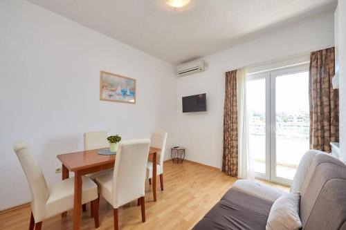 Seget Vranjica Apartment | Apartment in Seget Vranjica with sea view, balcony, air conditioning, WiFi 5052-3