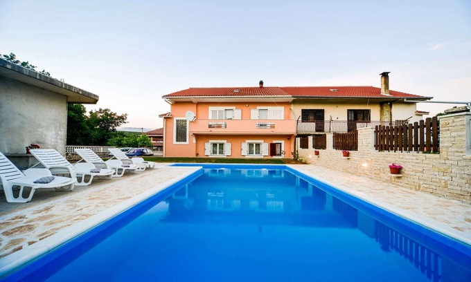 Slivnica Apartment | Apartment in Slivnica with Private Pool