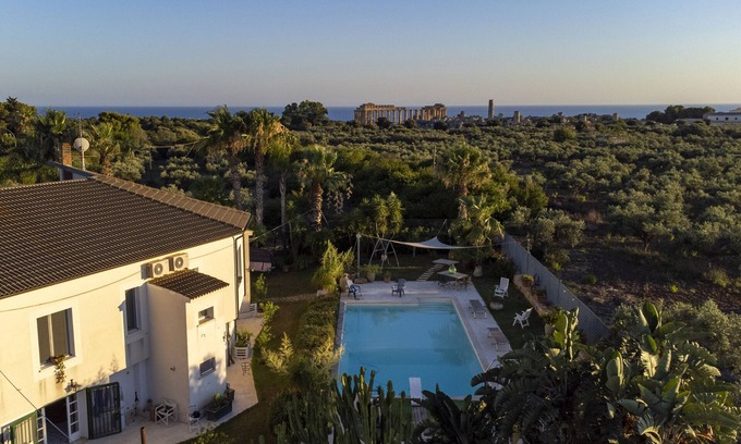 Marinella di Selinunte Villa | Apartment 'In Villa Templi Selinunte' with Sea View, Wi-Fi and Air Conditioning