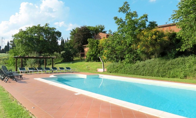 Castiglione del Lago House | Apartment in villa with WIFI, A/C, private pool, hot tub, TV, patio, pets allowed, panoramic view