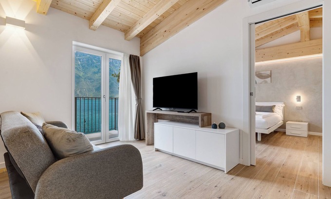 Limone sul Garda Apartment | Apartment 'Jacky's 2' with Lake View, Wi-Fi and Air Conditioning