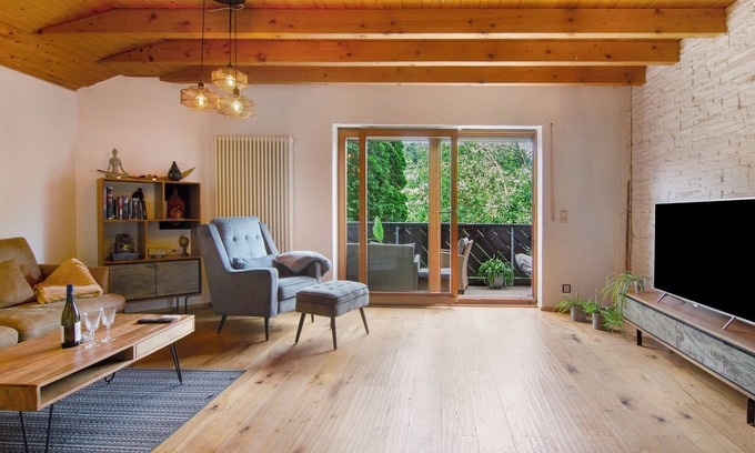 Stockach Apartment | Apartment 'Jogis Paradies In Ruhiger Lage' with Shared Garden, Balcony and Wi-Fi