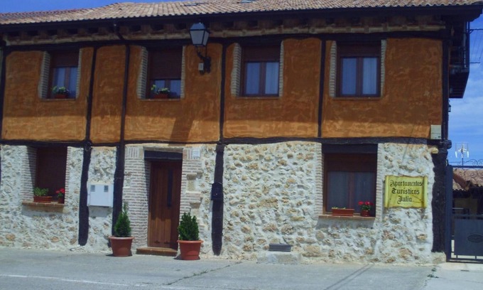 Valdemaluque Apartment | Apartment 'Julia De 2 Habitaciones' with Mountain View, Wi-Fi and Air Conditioning
