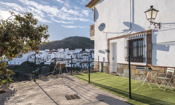 Totalan Apartment | Apartment "La Azomadilla" with Shared Terrace & Wi-Fi