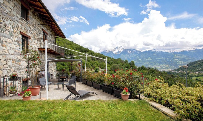 Roisan Apartment | Apartment 'La Casa Di Pasky' with Mountain View, Shared Garden and Wi-Fi