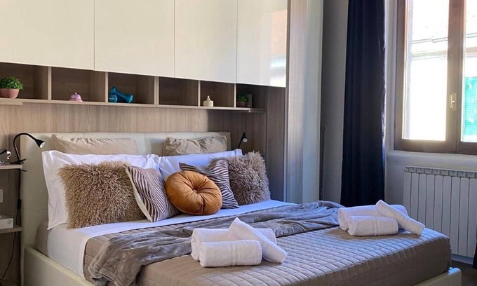 Monza Apartment | Apartment 'La Cùrt Monza' with Balcony, Wi-Fi and Air Conditioning