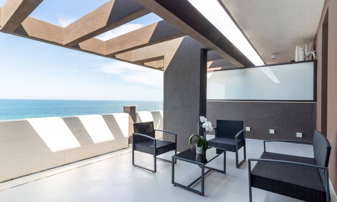 Municipio 1 Apartment | Apartment 'La Dimora Sul Mare' with Sea View, Wi-Fi and Air Conditioning