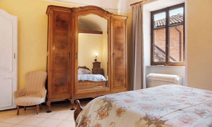 Costigliole d'Asti Apartment | Apartment 'La Rocca di Efisio - Grignolino' with Balcony, Wi-Fi and Air Conditioning