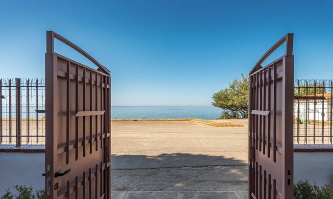 S'oru e Mari Apartment | Apartment 'La Casa Davanti al Mare' close to the Beach with Terrace & Wi-Fi