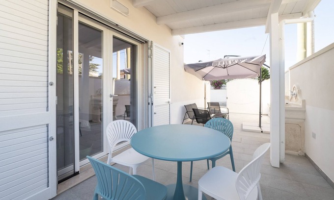 Torre dell'Orso Apartment | Apartment 'La Poesia' with Private Terrace, Wi-Fi and Air Conditioning