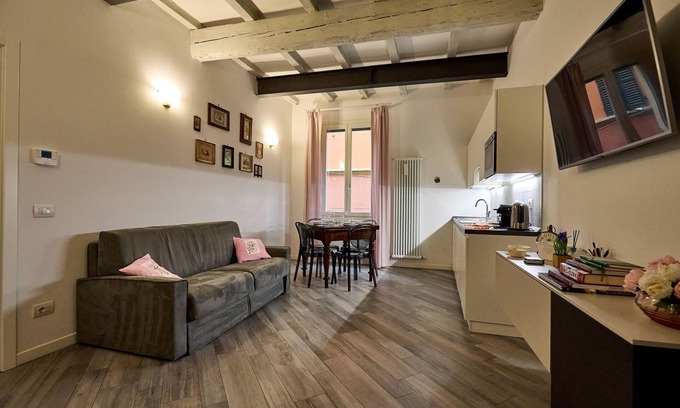 Historic Center Apartment | Apartment "La Torre Lunga" . one step away from the Two Towers of Bologna