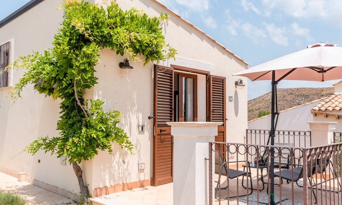 Montallegro Apartment | Apartment 'Le 3 Rose - Alba' with Lake View, Wi-Fi and Air Conditioning