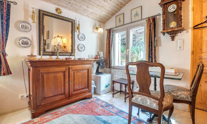 Lacropte Bed & Breakfast | Apartment 'Le Clos Napoleon Bed Et Breakfast' with Shared Terrace, Shared Garden and Wi-Fi
