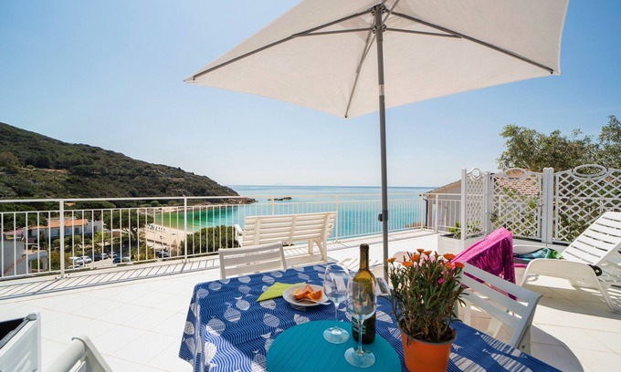 Cavoli Apartment | Apartment "Le Sirene Bilo 5" near the beach with shared terrace and Wi-Fi