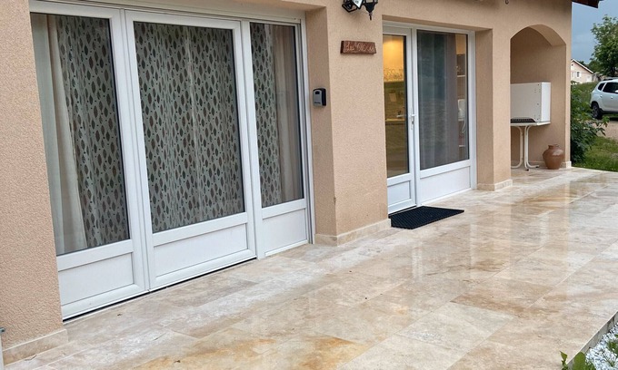 Lapte Apartment | Apartment 'Les Ocres' with Private Terrace and Wi-Fi