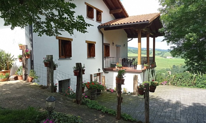 Olaskoegia Apartment | Apartment 'Lokate 5 Habitaciones' with Mountain View, Shared Terrace and Wi-Fi