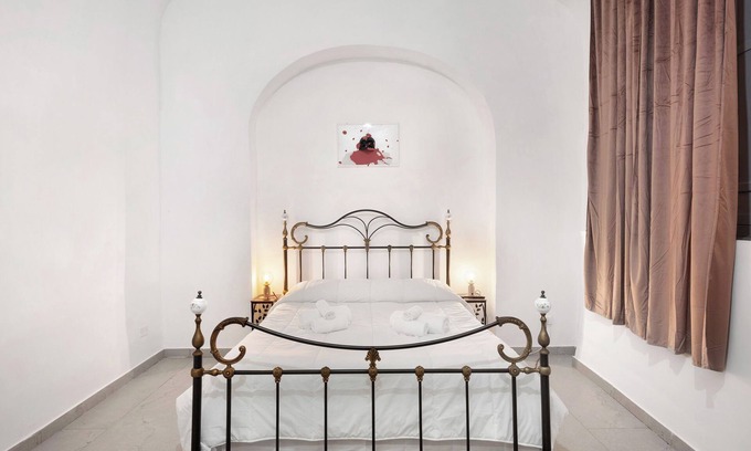 Quartieri Spagnoli Apartment | Apartment 'Mamma Napoli Home' with Wi-Fi and Air Conditioning