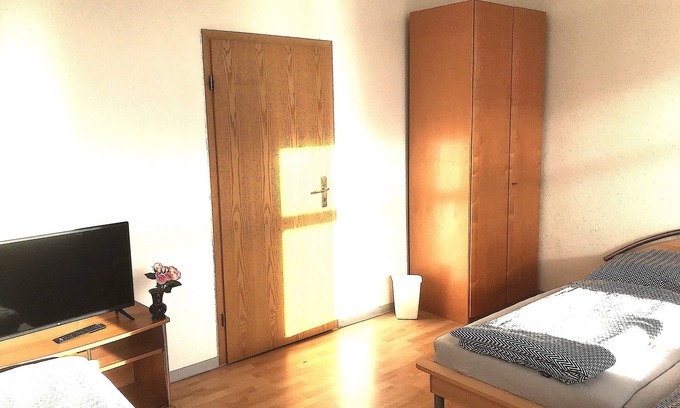 Meerane Apartment | Apartment 'Meeraner Parkresidenz Schmied' with Wi-Fi