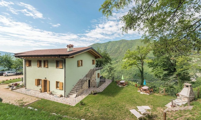 Tremosine Apartment | Apartment "Nonno Bigi Rosa" with Mountain View, Wi-Fi & Garden