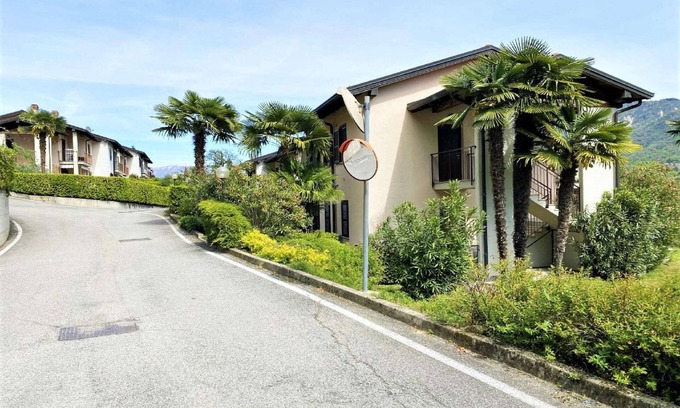 Castello Apartment | Apartment near Lake with Mountain Views