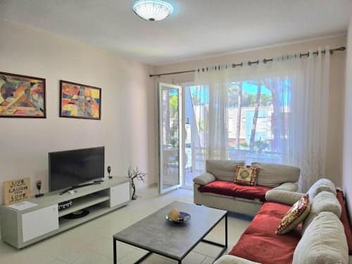 Ishem Apartment | Apartment near Oasis Beach with BBQ