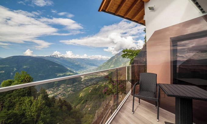Tirolo Apartment | Apartment "Oberhochmuthof" with Beautiful View at the "Meraner Höhenweg"