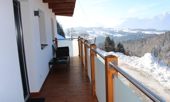 Bad Vigaun Apartment | Apartment overlooking the mountains