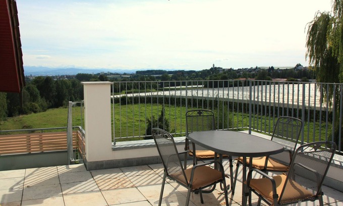 Ailingen Apartment | Apartment 'Pano' with Private Garden, Balcony and Wi-Fi