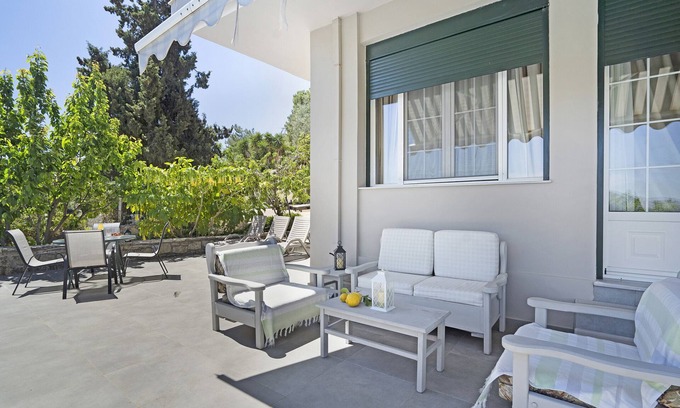 Kaminarata Apartment | Apartment 'Paradiso Verde 101' with Mountain View, Wi-Fi and Air Conditioning