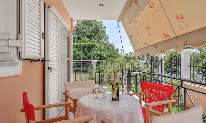 Lefkada Town Apartment | Apartment 'Paraskevi 1' with Private Garden, Wi-Fi and Air Conditioning