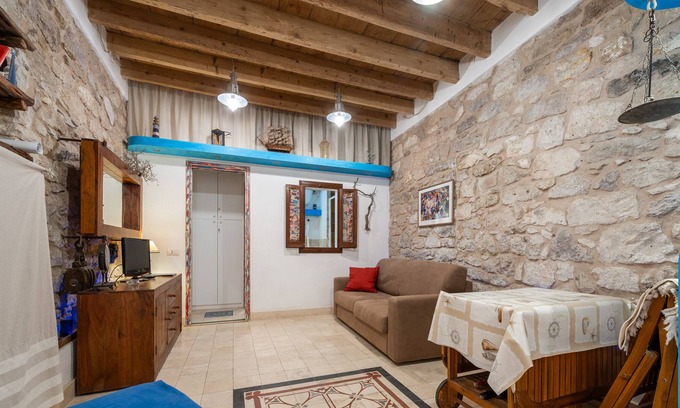 Carloforte Apartment | Apartment 'Piccolo Rifugio' with Air Conditioning