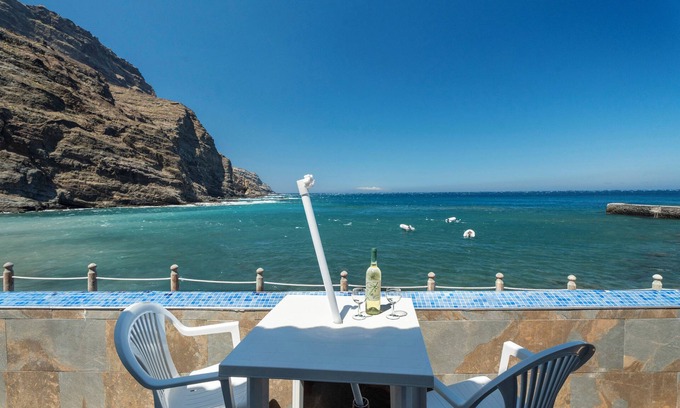 Alojera Apartment | Apartment 'Playa Azul - 2' with Sea View, Wi-Fi and Air Conditioning