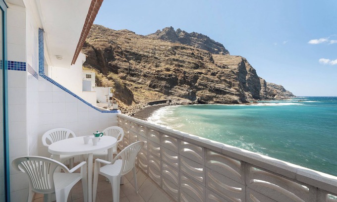 Alojera Apartment | Apartment 'Playa Azul - 7' with Sea View, Private Terrace and Wi-Fi