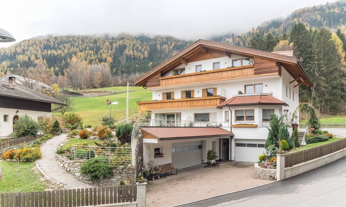 Mantana Apartment | Apartment "Pramstaller Kron" with Mountain View, Wi-Fi, Terrace & Garden