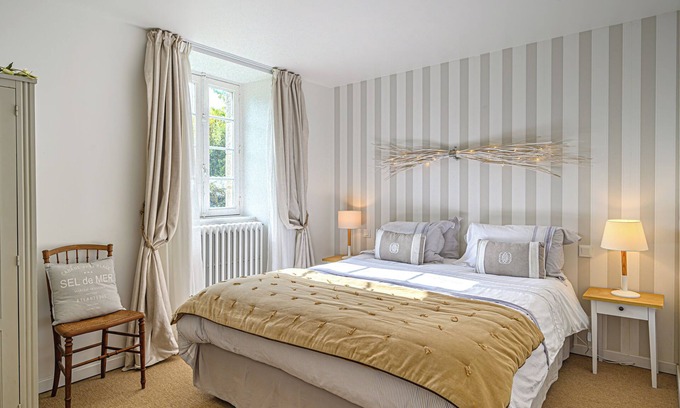 Clohars-Carnoet Apartment | Apartment 'Prat Bras - T1 - Bord De Mer' with Shared Garden and Wi-Fi