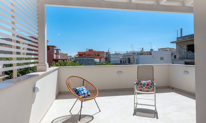 Pulsano Apartment | Apartment 'Primo Piano - Mini' with Private Garden, Wi-Fi and Air Conditioning