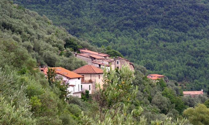 Nasino Apartment | Apartment Profumo di Lavanda Lilla with Mountain View & Wi-Fi