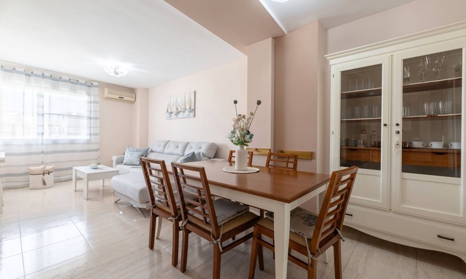 Sant Carles de la Rapita Apartment | Apartment 'Rapitenc' with Wi-Fi and Air Conditioning