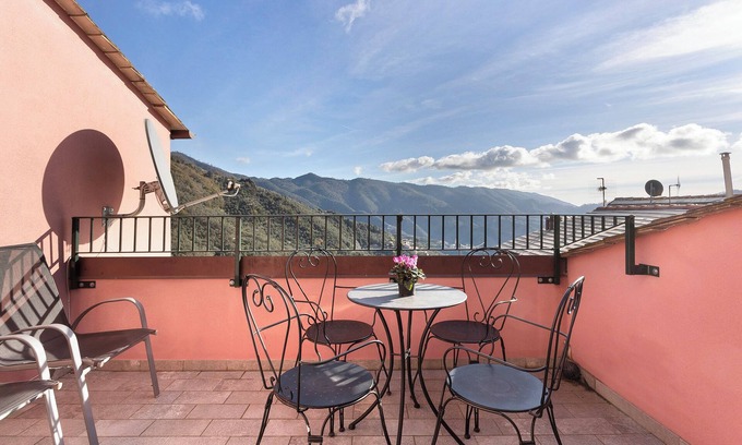 Lavaggiorosso Apartment | Apartment 'Residenza Del Capitano' with Mountain View, Wi-Fi and Air Conditioning