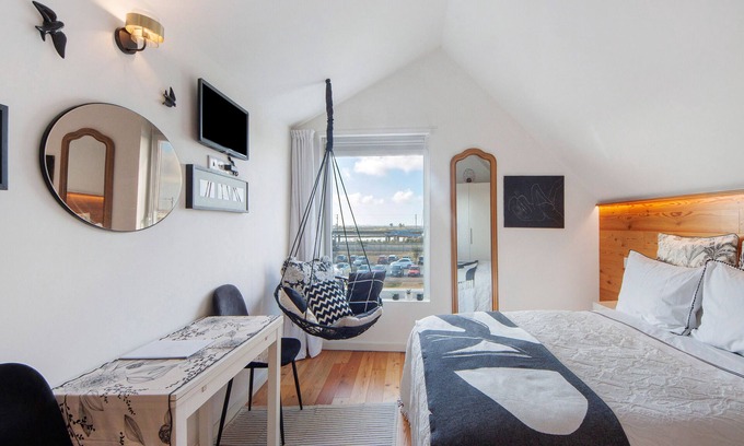 Aveiro Apartment | Apartment 'Ria' with Wi-Fi and Air Conditioning