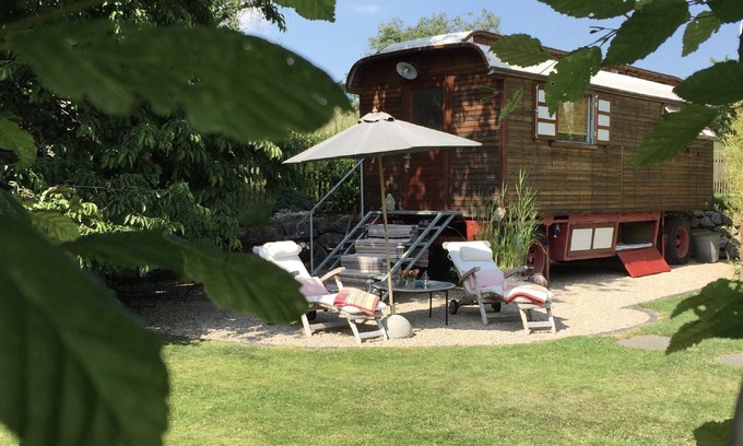 Hummel Apartment | Apartment 'Romantikurlaub Im Zirkuswagen' with Private Garden and Wi-Fi