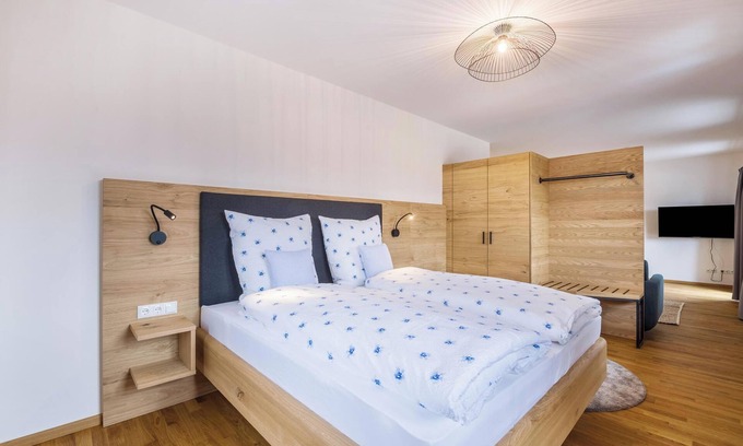 Gilching Apartment | Apartment 'Rosa' at the Schloegelhof with Wi-Fi & Balcony