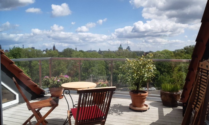 Linden-Sud Apartment | Apartment 'Ruhe Über Den Dächern Hannovers' with Private Terrace, Balcony and Wi-Fi