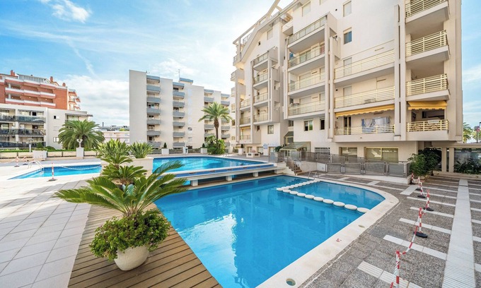 Salou City Centre Apartment | Apartment 'Salou Beach' with Sea Views, Wi-Fi and Air Conditioning