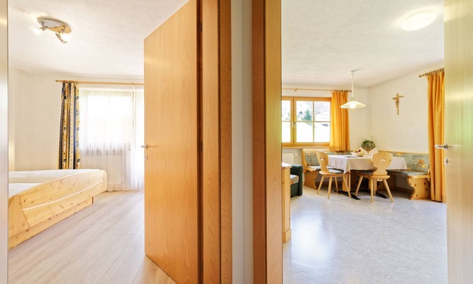 Racines Apartment | Apartment 'Saxenle' with Mountain View, Shared Garden and Wi-Fi